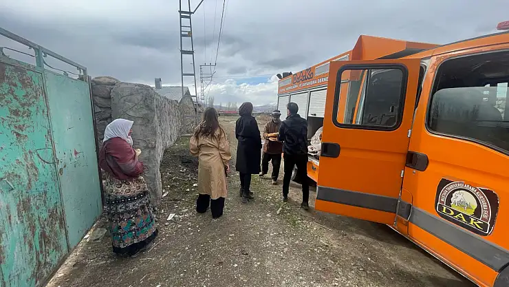 Şeyh Mustafa Derneği Doğubayazıt'ta mahalle mahalle ekmek dağıtıyor