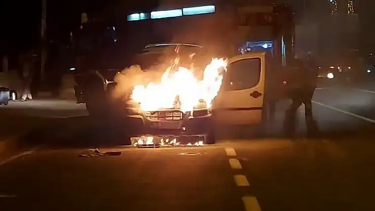 Seyir Halindeki Araçta Çıkan Yangın Paniğe Yol Açtı