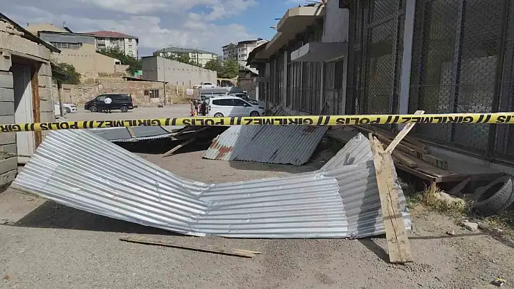 Şiddetli Rüzgar Çatıları Havaya Uçurdu, 3 Araç Zarar Gördü