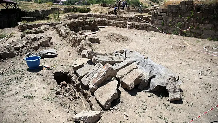Şiilerin Kullandığı Dua Yazılı Secde Taşı Bitlis Kalesi'nde Bulundu