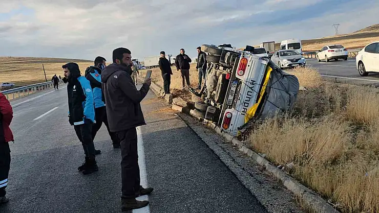 Sis ve buzlanma zincirleme kazaya neden oldu: 3 yaralı, 6 araç hasar gördü