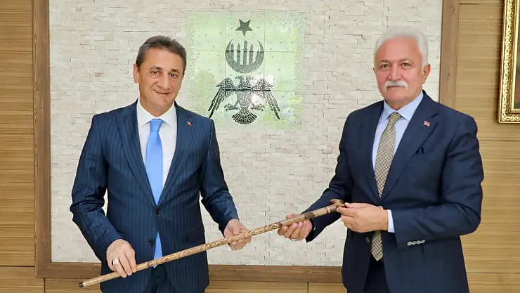 Sivas'ta Trafik Kazasında Eski Vali Erol Karaömeroğlu Hayatını Kaybetti