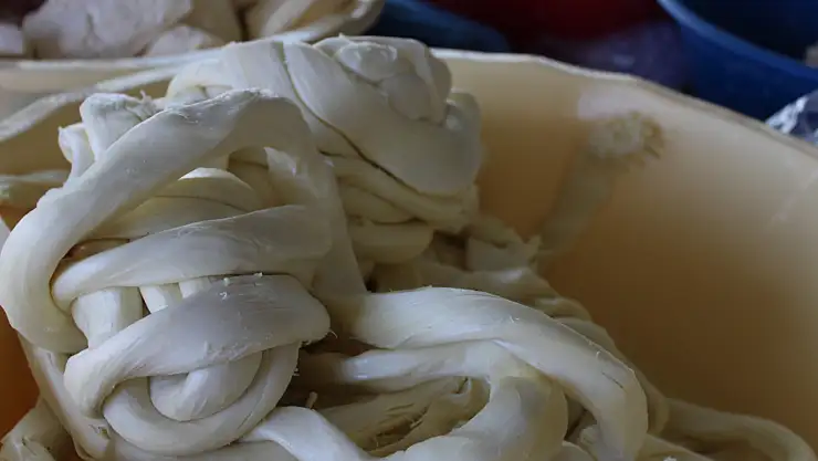 Sofraları süsleyen çeçil peyniri Ağrı pazarında yerini aldı