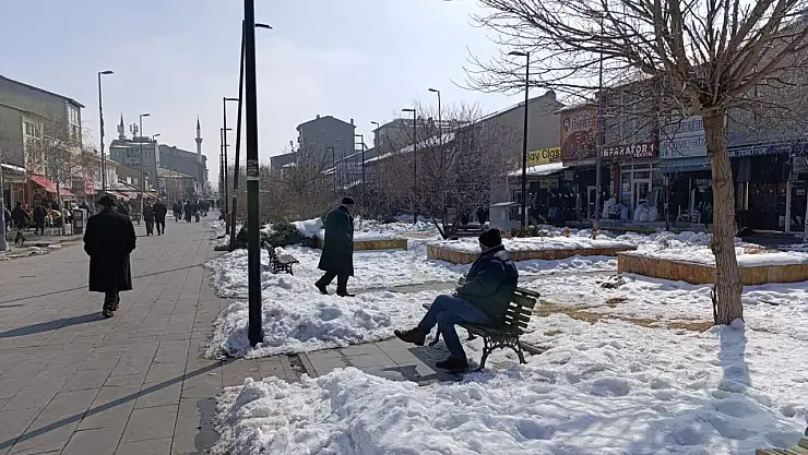 Soğukların ardından gelen güneş Ağrılıları sokağa çıkardı