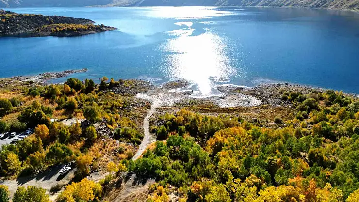 Sonbahar Renkleriyle Büyüleyen Nemrut Dağı, Turistlerin Uğrak Noktası Olmaya Devam Ediyor