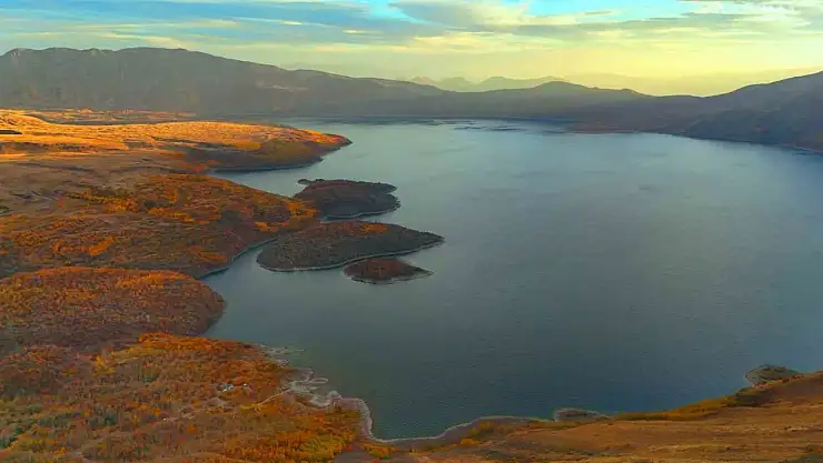 Sonbaharda altın sarısına bürünen Nemrut Kalderası, doğaseverleri büyülüyor