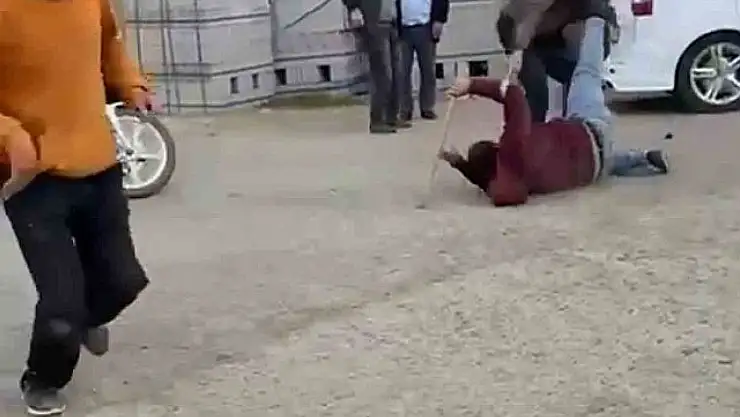 Sopalarla birbirlerine acımasızca vurdular... O anlar kamerada