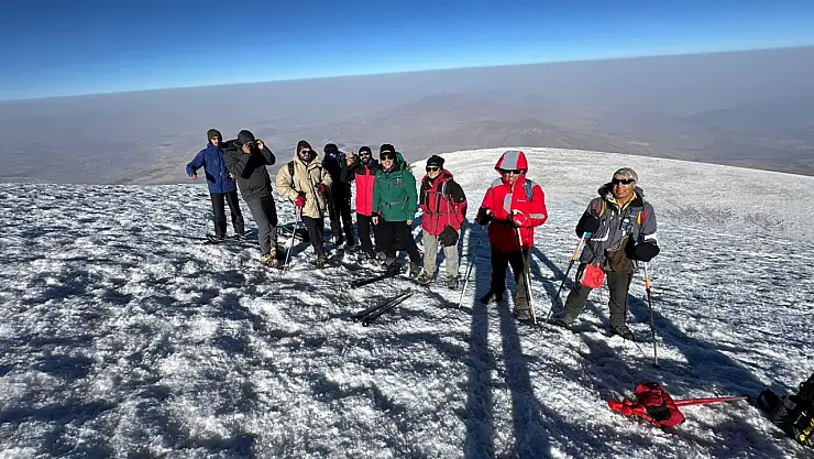 Sporcular 30 Ağustos'u 5 bin 137 metrede kutladı