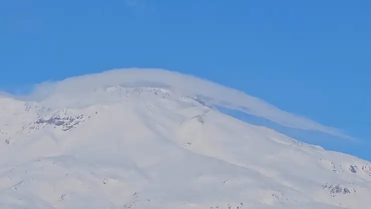 Süphan Dağı'nda mercek bulutu görsel şölen oluşturdu