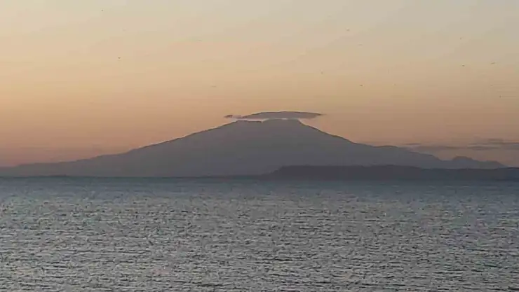 Süphan Dağı'nda Mercek Bulutu Görsel Şölen Sunarak Doğa Tutkunlarını Büyüledi