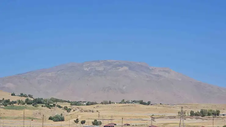 Süphan Dağı'ndaki kar örtüsü, kuraklık ve sıcaklar nedeniyle beklenenden erken eridi