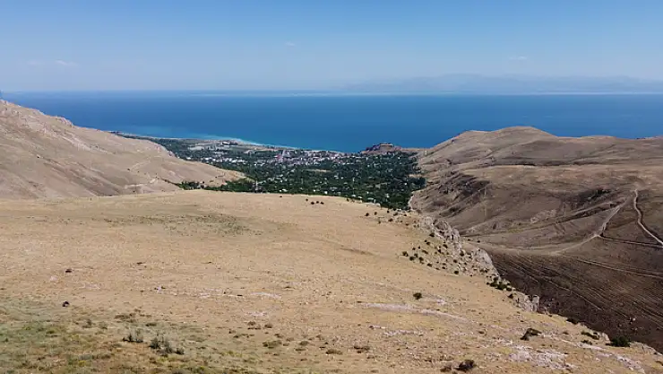 Süphan Dağı'nın eteklerinde yer alan Kef Kalesi'nde 49 fil ayağı yapısı keşfedildi