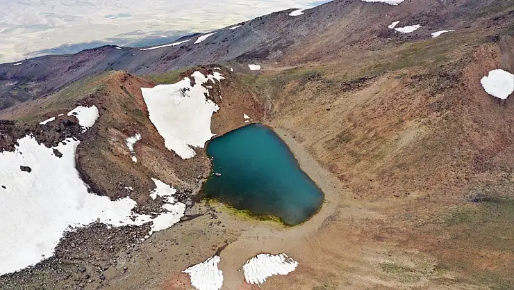 Süphan Dağı'nın zirvesindeki krater gölleri dağcıları büyülüyor