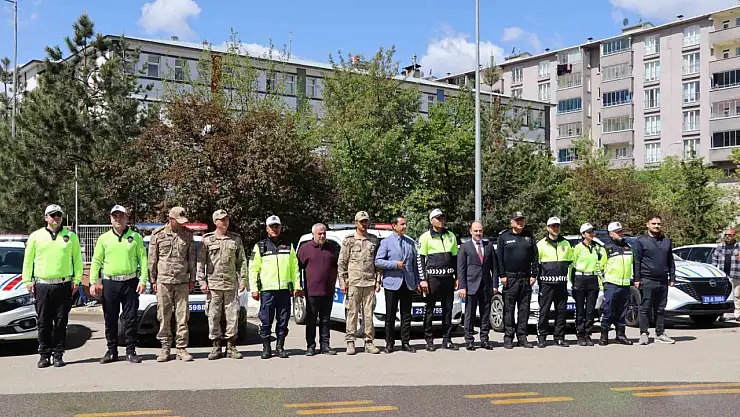 Sürücülere Trafik Denetiminde Çikolata ve Kolonya İkramı Yapıldı