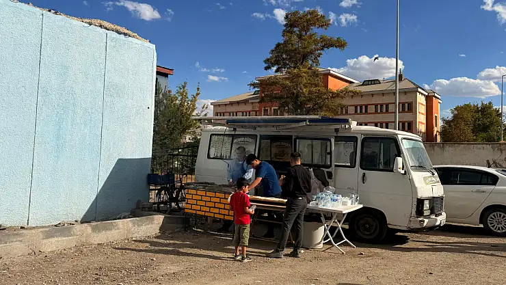 Taraftarlar, maç heyecanını seyyar tezgahta satılan ciğerle taçlandırdı