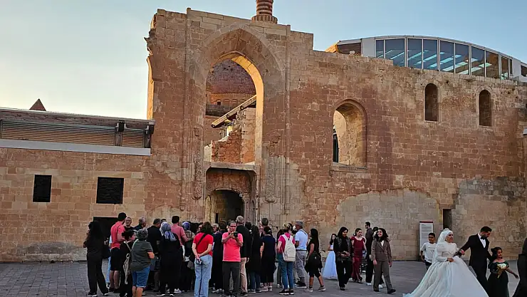 Tarihi saray turistlerin ve yeni evlilerin buluşma noktası oldu