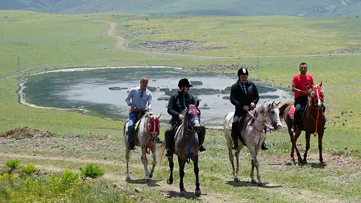 Tarihi Tabyalara Bisikletle Ulaştılar, Zirveden Paraşütle Atlayış Gerçekleştirdiler!