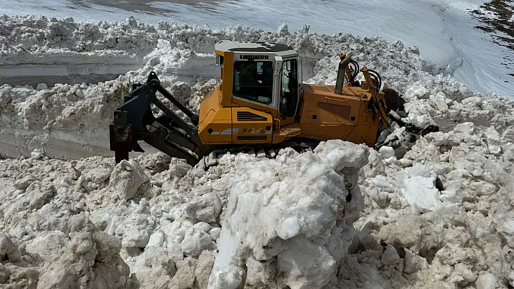 Taşlıçay'da baharda kar mesaisi