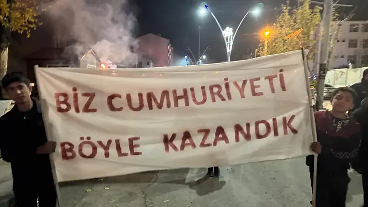 Taşlıçay'da Cumhuriyet Bayramı coşkusu, Fener Alayı yürüyüşüyle taçlandı