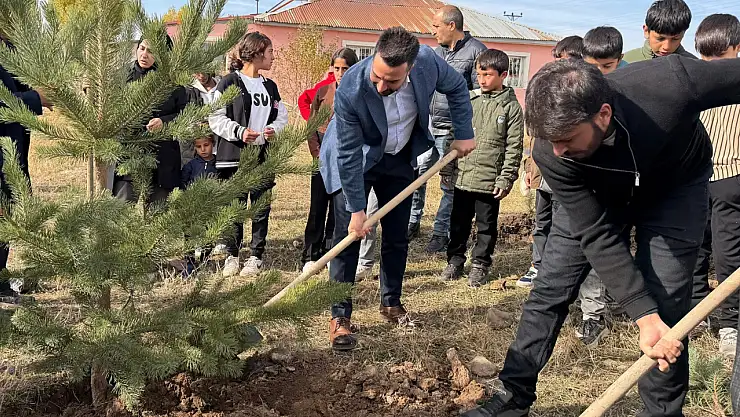Taşlıçay'da fidanlar geleceğe umut oldu