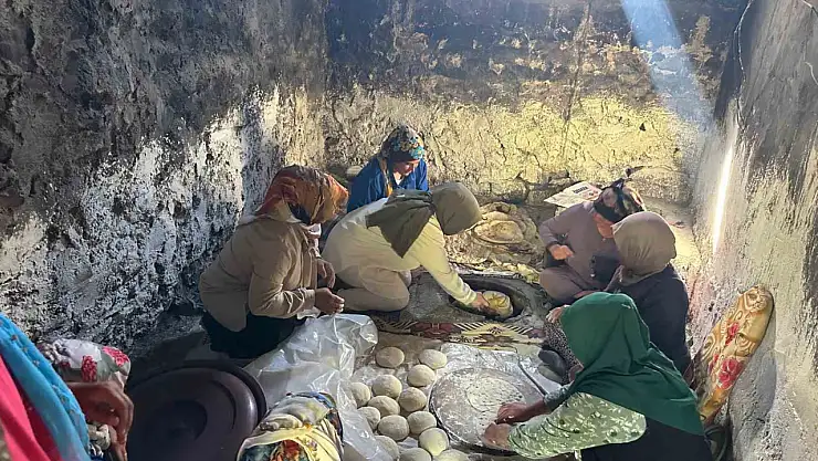 Taşlıçay Kaymakamı kadınlarla tandırda ekmek pişirdi