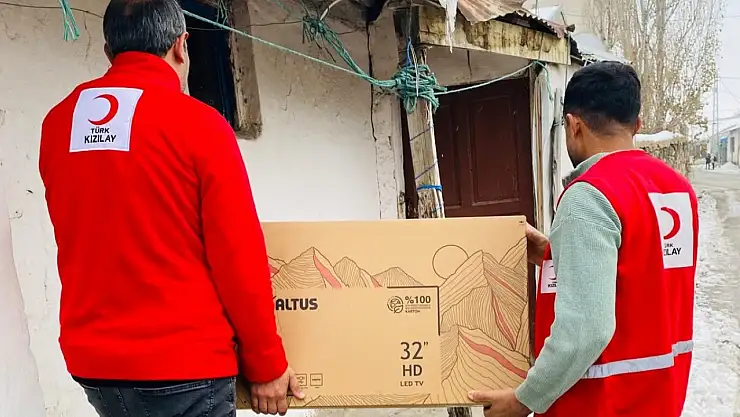 Taşlıçay Kızılay gönüllüleri bağış televizyonunu Sofi Amca'ya ulaştırdı