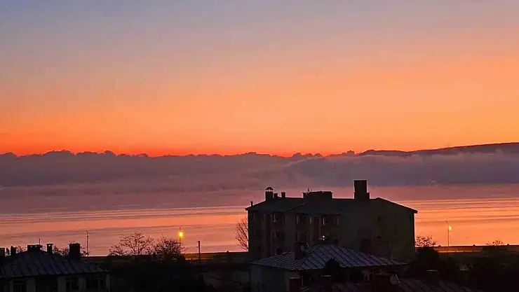 Tatvan'da Dört Mevsim Gün Doğumuyla Görsel Şölen Özellikle Van Gölü'nde Büyüleyici Manzaralar Sunuyor