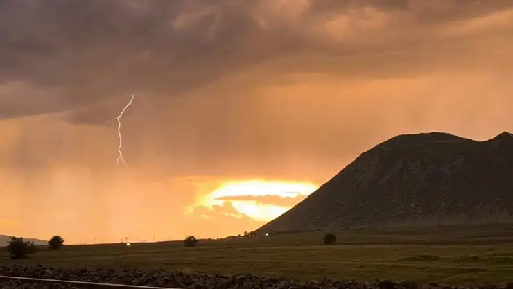 Tatvan'da Gökyüzü Kızıl Işıkla Kapalandı!