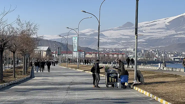 Tatvan'da güneşli havayı gören vatandaşlar sahile akın etti