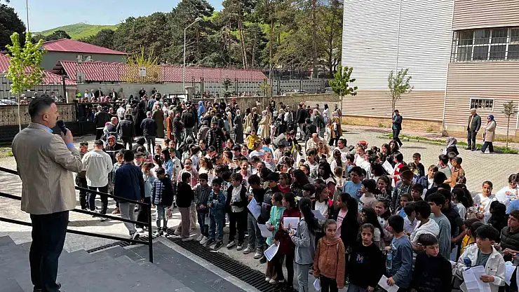 Tatvan'da İmam Hatip Okuluna Rekor Başvuru: 1100 Öğrenci OKS'ye Katıldı