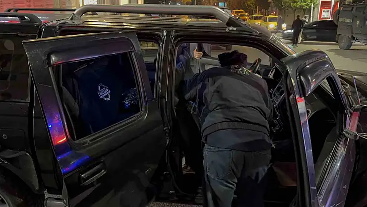 Tatvan'da Jandarma Uygulamaları: 3 Yasa Dışı Göçmen ve 9 Aranan Şahıs Yakalandı