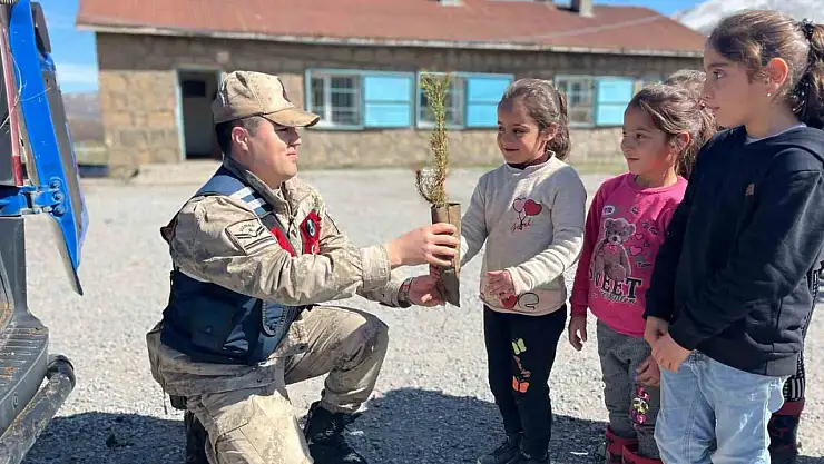 Tatvan'da jandarma ve öğrencilerden doğaya yeşil dokunuş