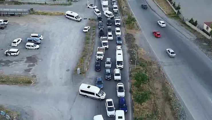 Tatvan'da Kavşak Çalışmaları Trafiği Felç Etti, Sürücüler Alternatif Yolları Yetersiz Buluyor