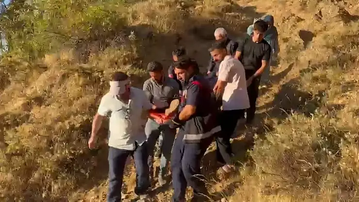 Tatvan'da kayalıklarda mahsur kalan kadına itfaiye ve sağlık ekipleri müdahale etti