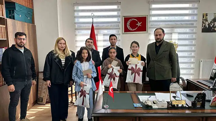Tatvan'da öğrenciler milli şairin dizelerini ezbere okudu