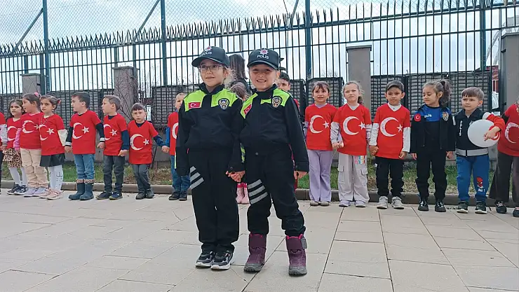 Tatvan'da öğrenciler polis haftasını kutladı