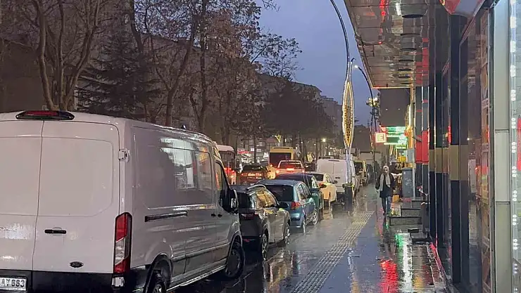 Tatvan'da sağanak yağış su taşkınlarına neden oldu, yetkililer uyardı!