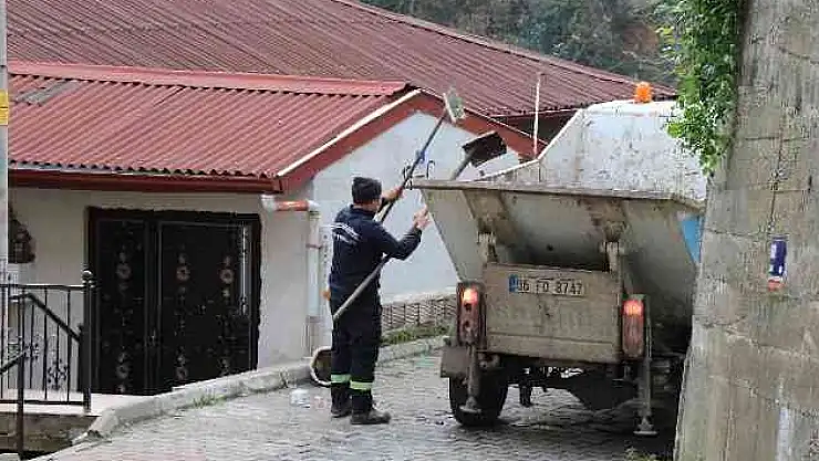 Tatvan'da temizlik işçisi ekmek israfına dur diyor, kuşlara yiyecek bırakıyor!
