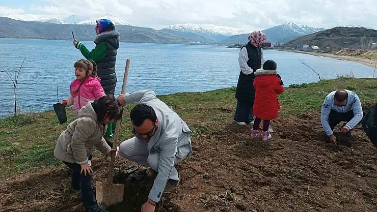 Tatvan'da toprak bademle buluştu
