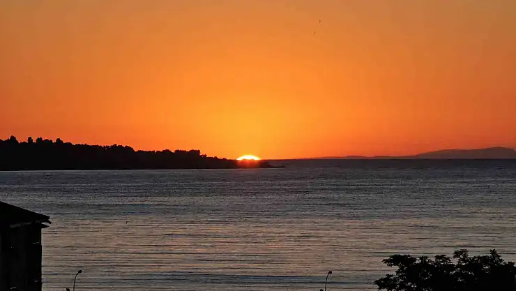 Tatvan'da Van Gölü'nde Güneşin Doğuşu Eşsiz Manzaralar Sunuyor