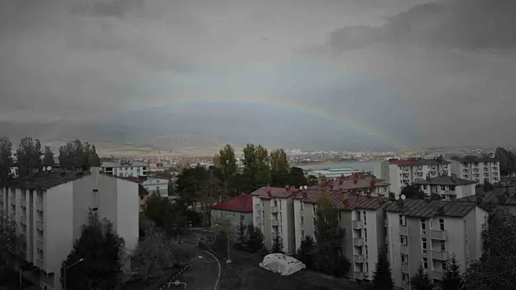 Tatvan'da Yağmur Sonrası Gökkuşağı, Van Gölü Üzerinde Büyüleyici Bir Manzara Oluşturdu