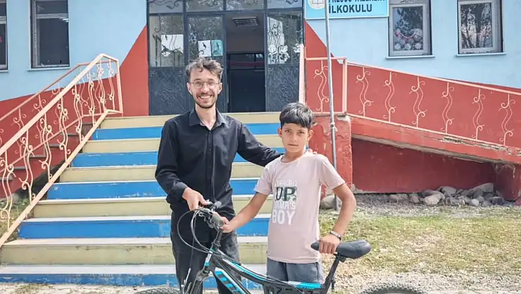 Tazekent İlkokulu'nda örnek öğrenciye bisiklet jesti