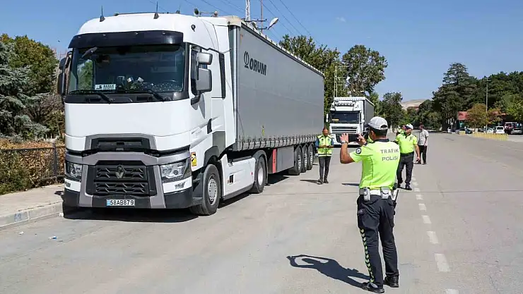 Tekman Beyköy Mahallesi Sıcak Asfaltla Tanıştı, Çamur Sorunu Tarihe Karıştı