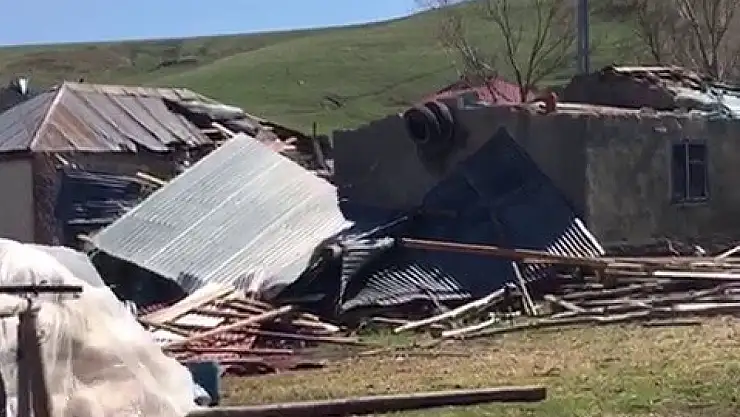 Tekman'da hortum, binaların çatısını uçurdu panik dolu anlar yaşandı!