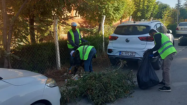 Temiz Bir Edremit İçin Belediye Ekipleri Aralıksız Çalışıyor