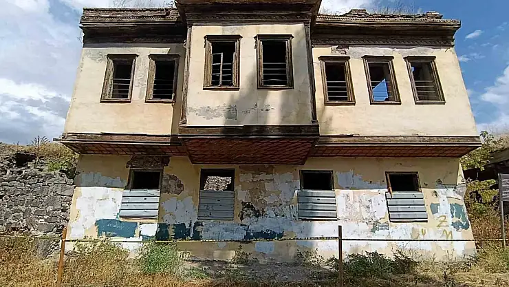 Tevfik Paşa Konağı yok olma tehlikesiyle karşı karşıya, Karslılar restore edilmesini istiyor