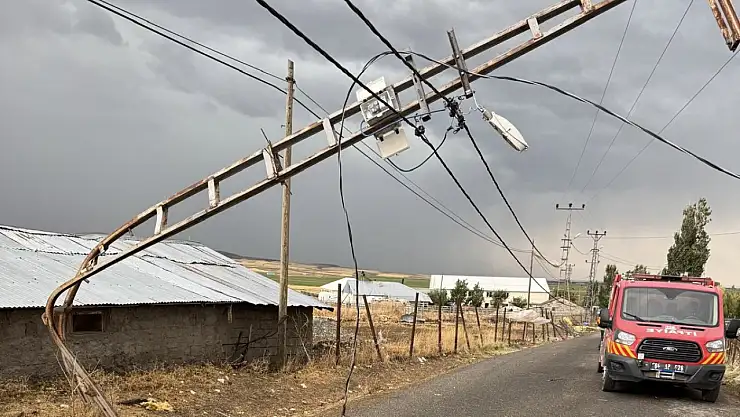 Tezeren Köyü fırtınayla sarsıldı: Çatılar uçtu, evler zarar gördü