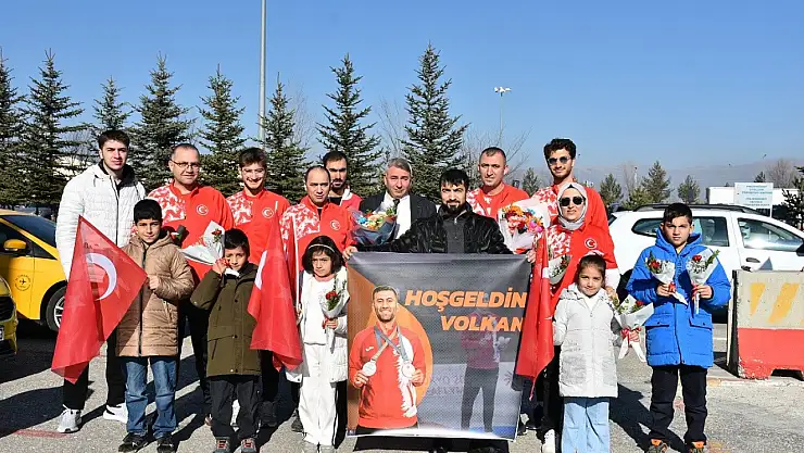 Tokyo'dan çifte madalya ile dönen Volkan Kardeşler, Erzurum'da coşkuyla karşılandı