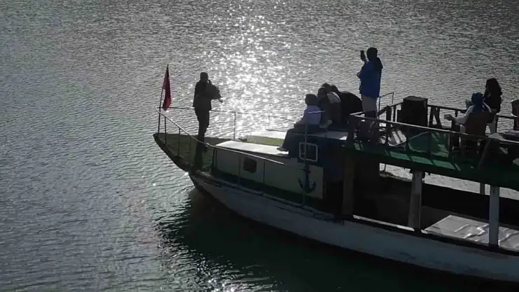 Tortum Gölü'nde Tekne Turu: Müzik ve Doğanın Büyüsü Bir Arada