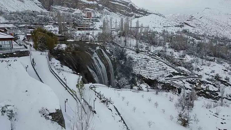 Karla kaplanan Tortum Şelalesi görsel şölen sunuyor